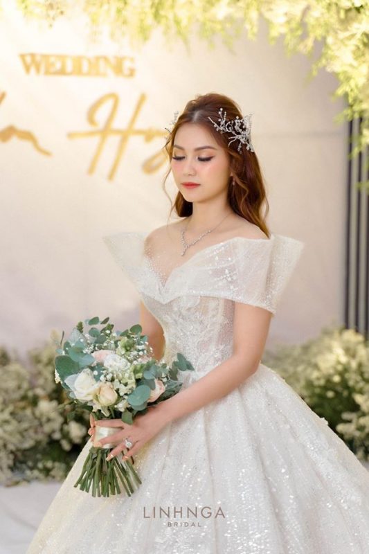 Hơn 80% cô dâu chọn thiết kế váy cưới trễ vai, lí do là gì?