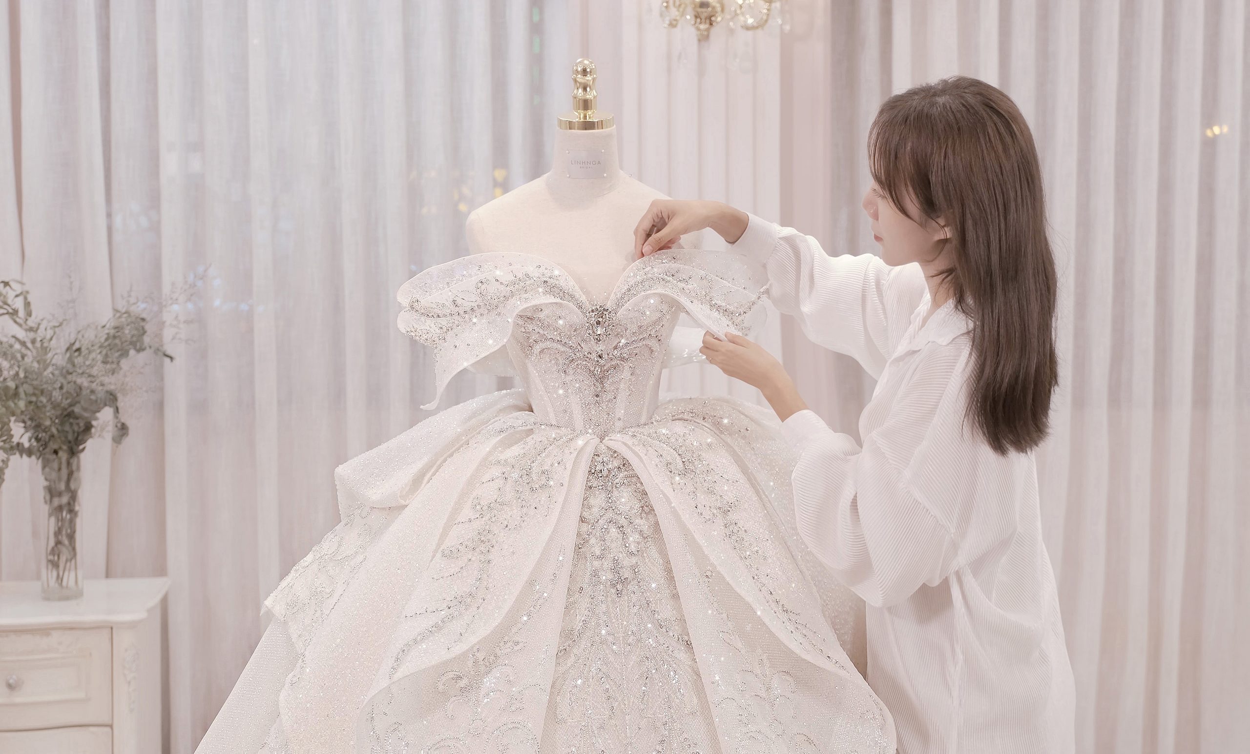 Vận chuyển váy cưới sang Hàn Quốc