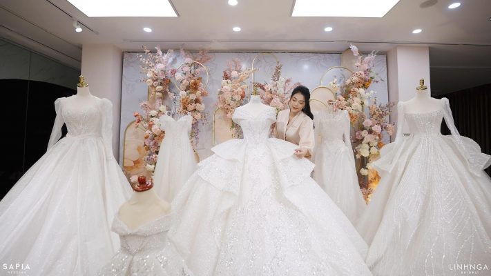 Chiêm ngưỡng 6 váy cưới của Khánh Linh biến nàng trở thành công chúa.