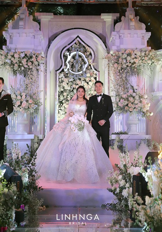 Chi tiết chiếc váy cưới kỳ công mà trung vệ Bùi Tiến Dũng dành 3 tháng lên ý tưởng thiết kế tặng cô dâu Khánh Linh