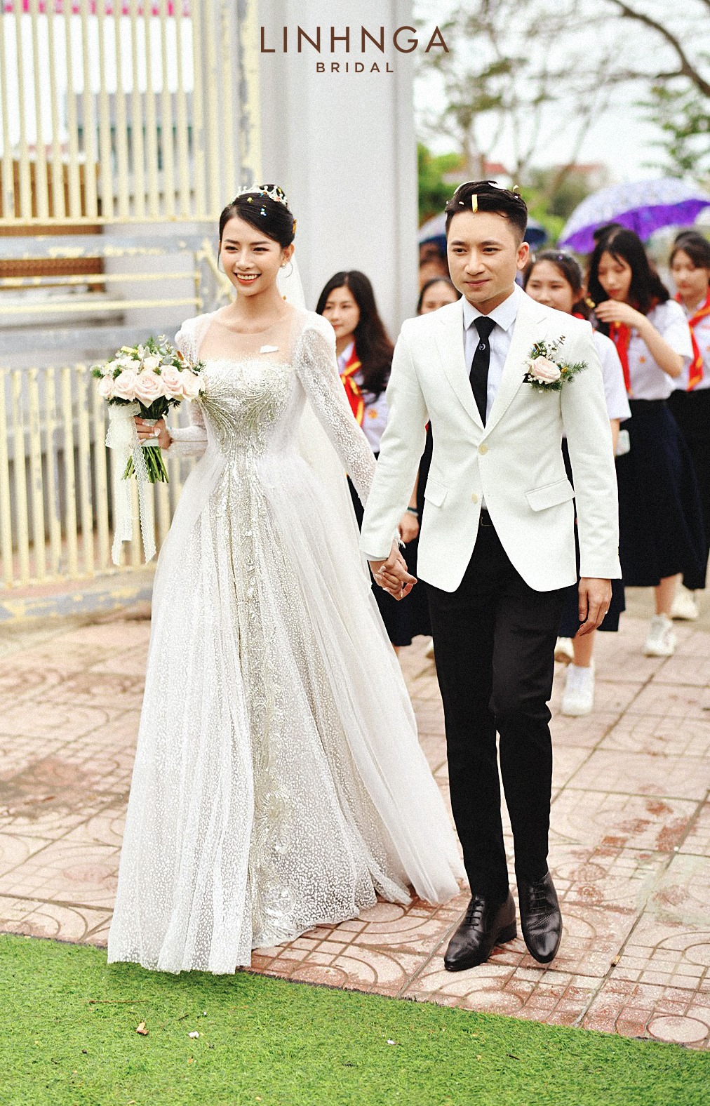 Hot girl Khánh Vy - vợ Phan Mạnh Quỳnh diện váy cưới đính 10.000 viên pha lê bạc toàn thân váy