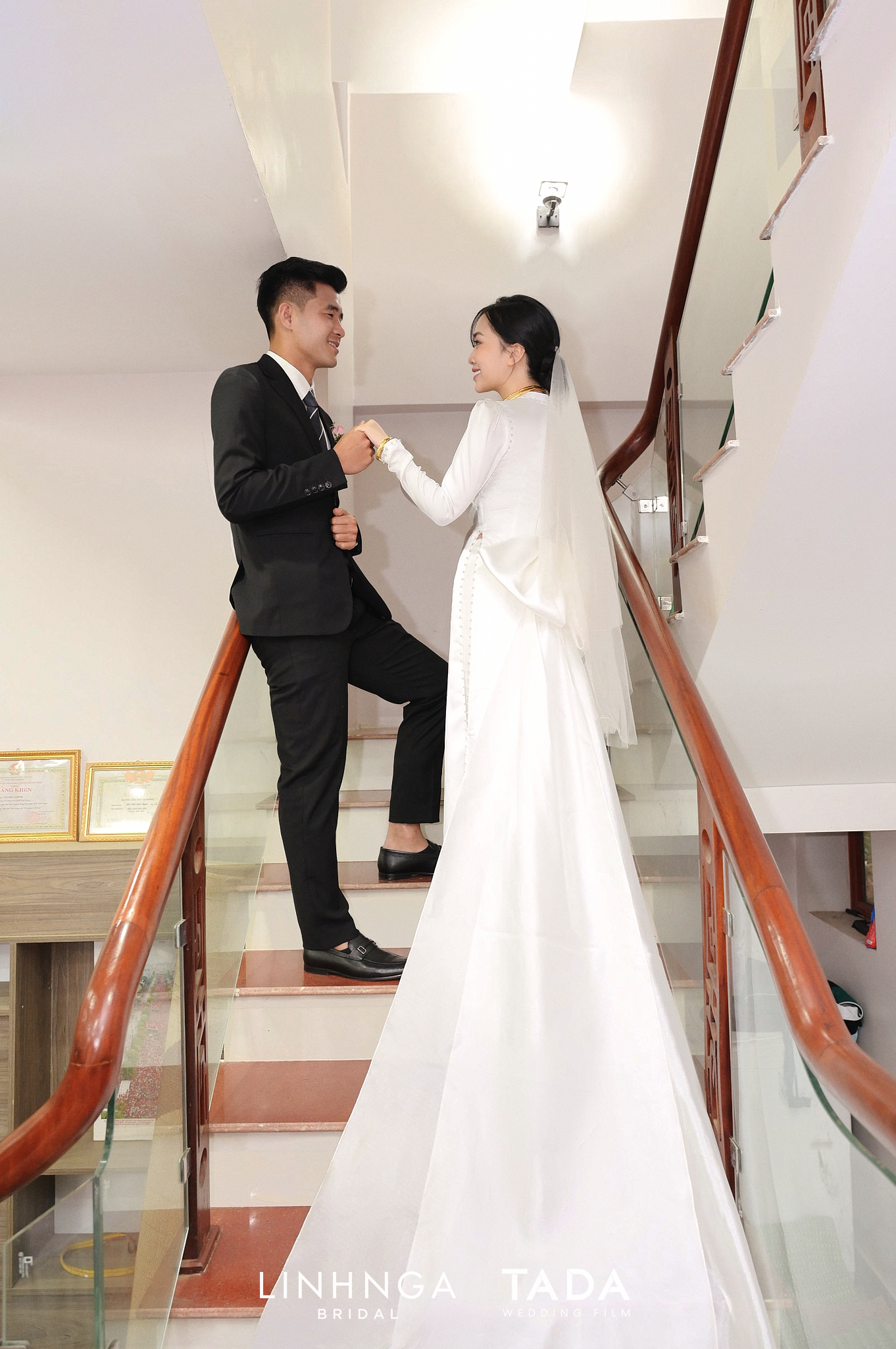 Ngất ngây với 3 trang phục cưới của vợ Hà Đức Chinh