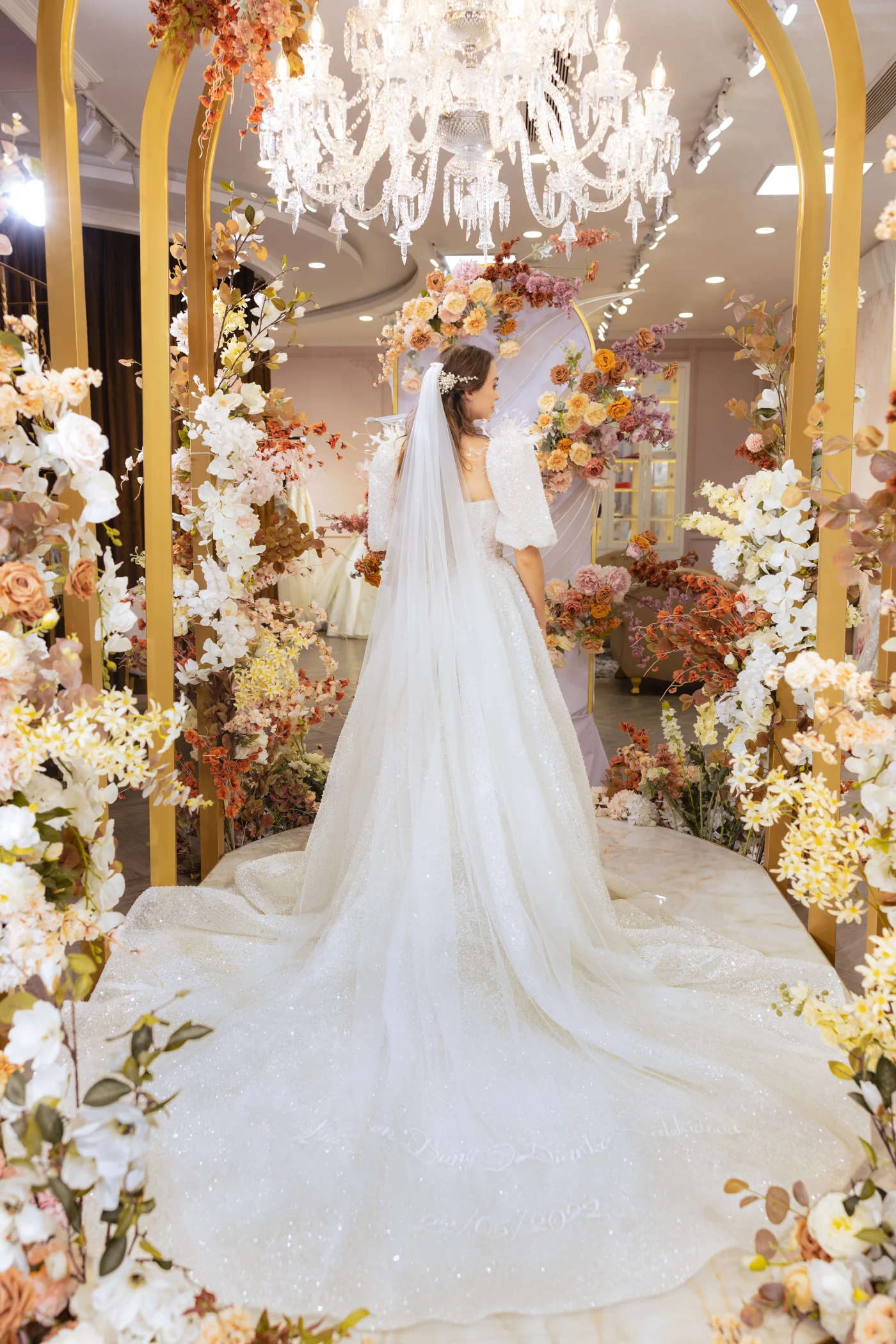 Veil váy cưới 2m có thêu ngày cưới và tên của cặp đôi làm kỷ niệm