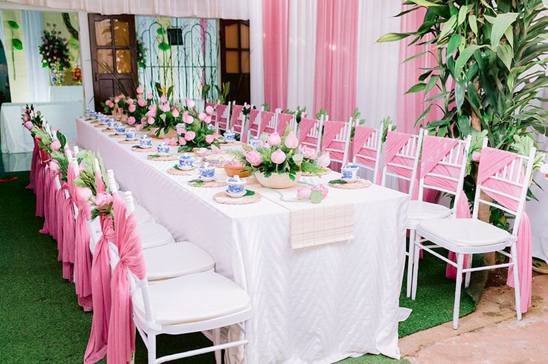 Hoa cưới để bàn ghế- trang trí tiệc cưới tại tư gia bằng hoa