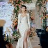 Một cô gái mặc váy cưới Linh Nga Bridal