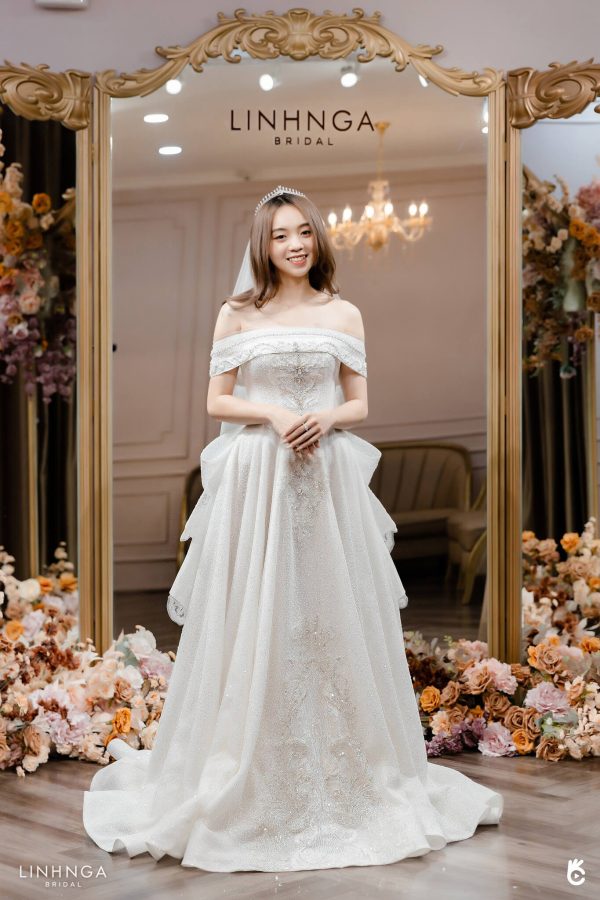 Một cô gái mặc váy cưới Linh Nga Bridal