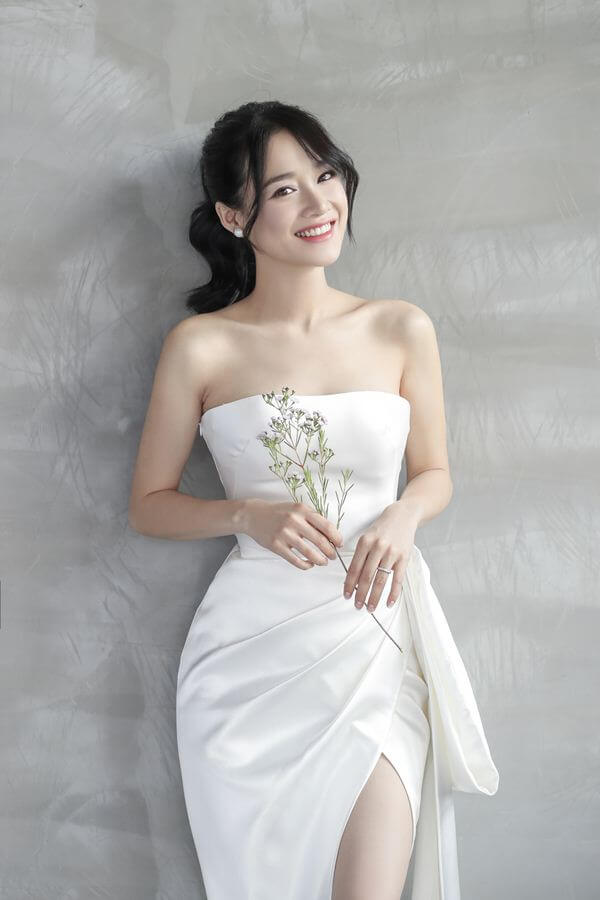 Váy cưới trơn của diễn viên Nhã Phương