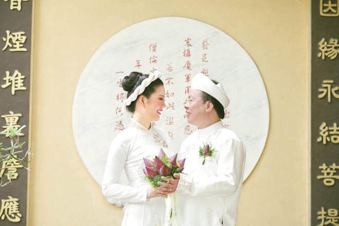 Áo dài của ca sĩ Đinh Hiền Anh và chồng cho buổi lễ Hằng Thuận