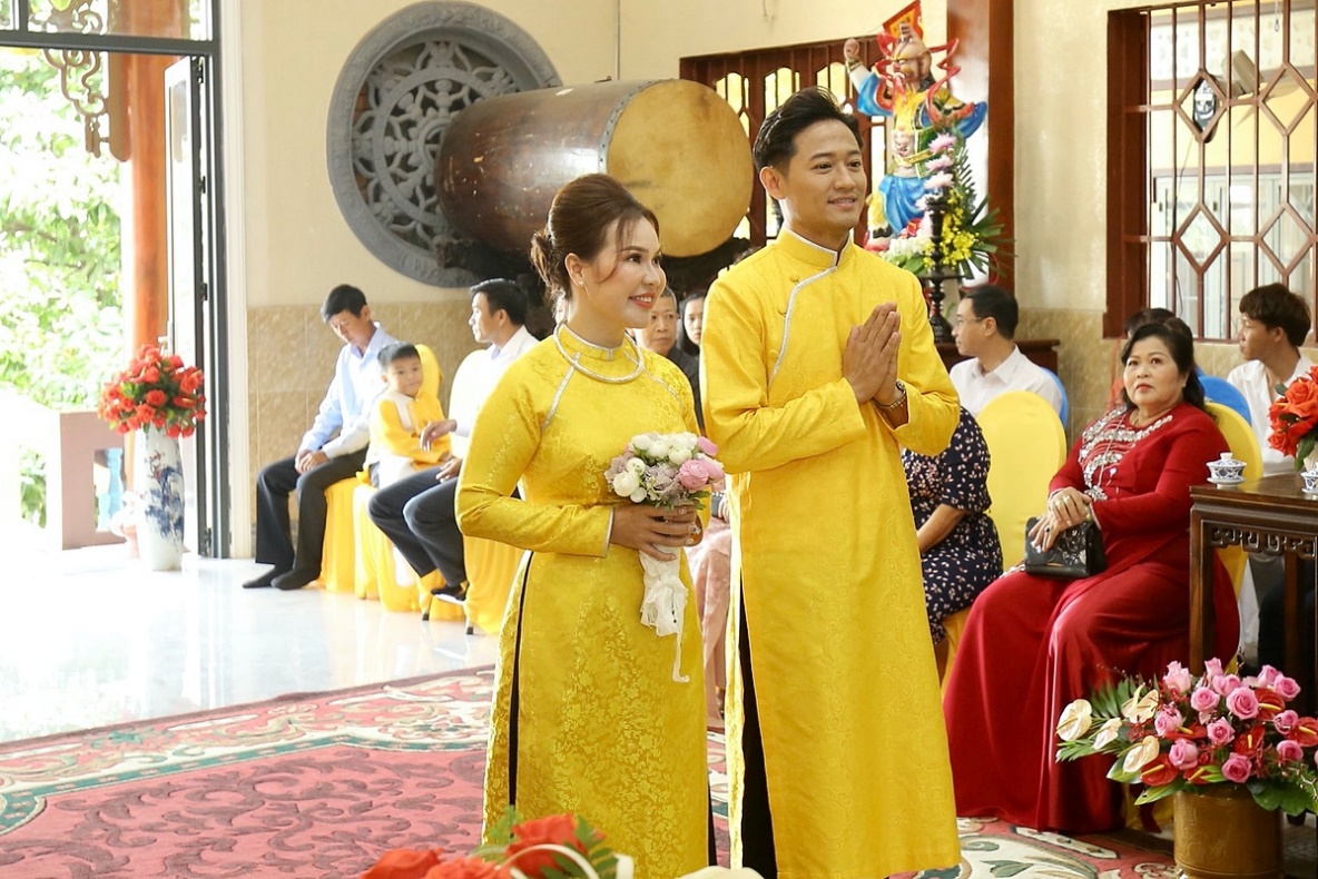 Áo dài của cặp đôi Quý Bình và vợ doanh nhân khi đám cưới tại chùa
