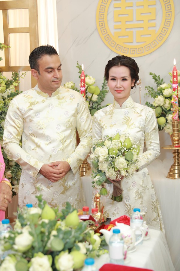 Áo dài cưới của vợ chồng ca sĩ Võ Hạ Trâm trong lễ Hằng Thuận