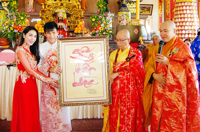 Lễ Hằng Thuận của Công Vinh - Thủy Tiên tại chùa