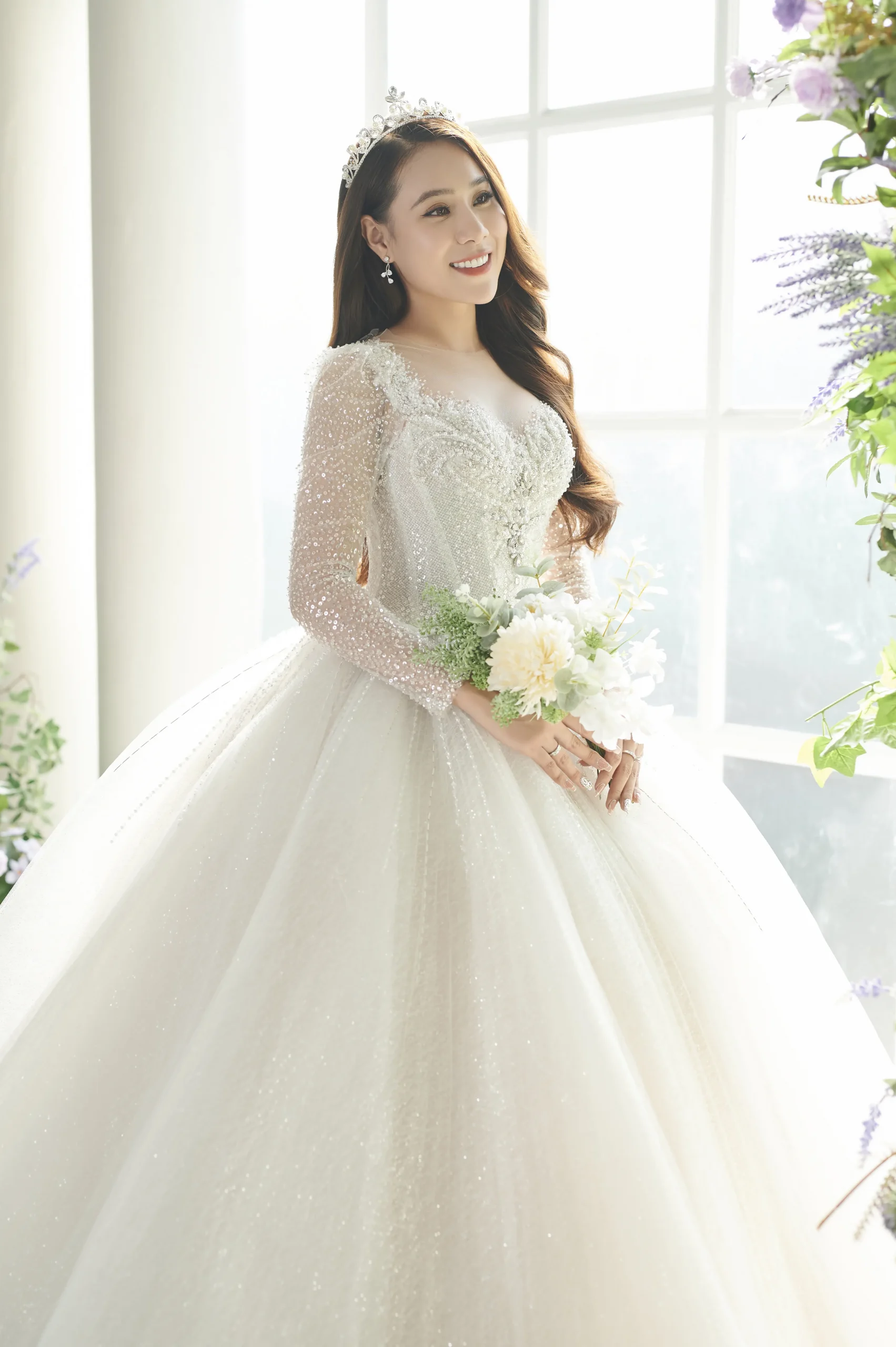 Diễn viên Hồ Bích Trâm lung linh trong bộ váy cưới mang đậm phong cách công chúa