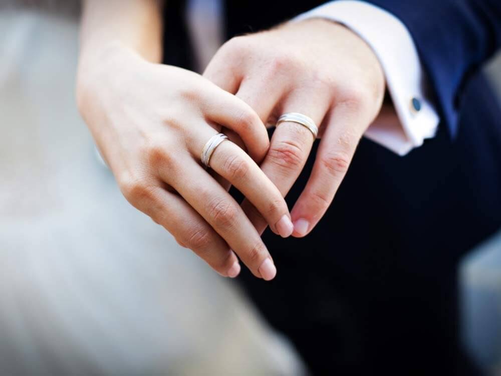 Nhẫn cầu hôn và nhẫn cưới khác nhau về số lượng
