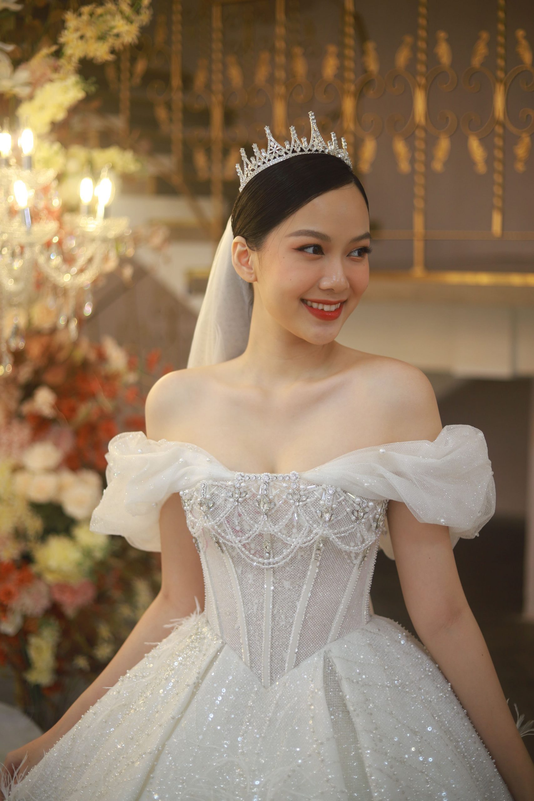 Cô dâu Phương Quỳnh lung linh trong váy cưới của Linh Nga Bridal