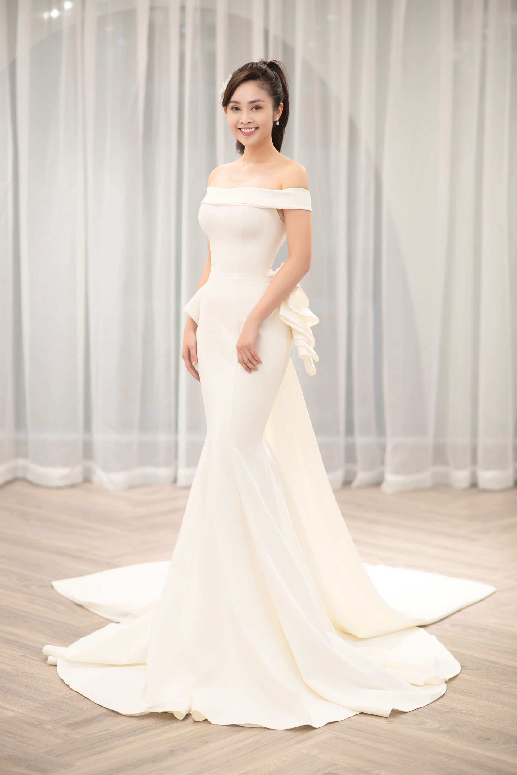 Cô dâu Thuy Linh rạng rỡ trong váy cưới đuôi cá thiết kế trễ vai của Linh Nga Bridal