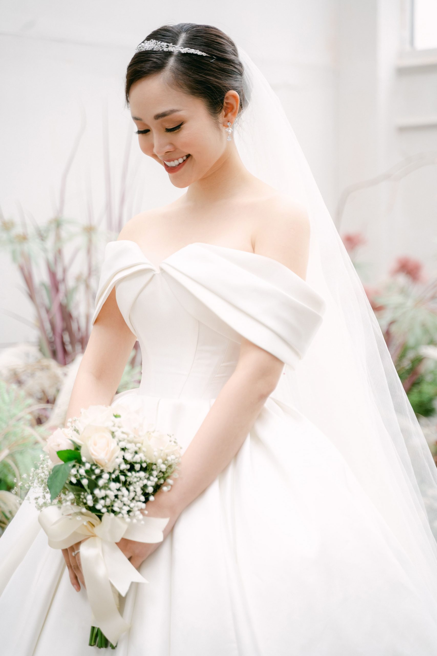 Cô dâu Thùy Linh xinh đẹp trong váy cưới trễ vai của Linh Nga Bridal