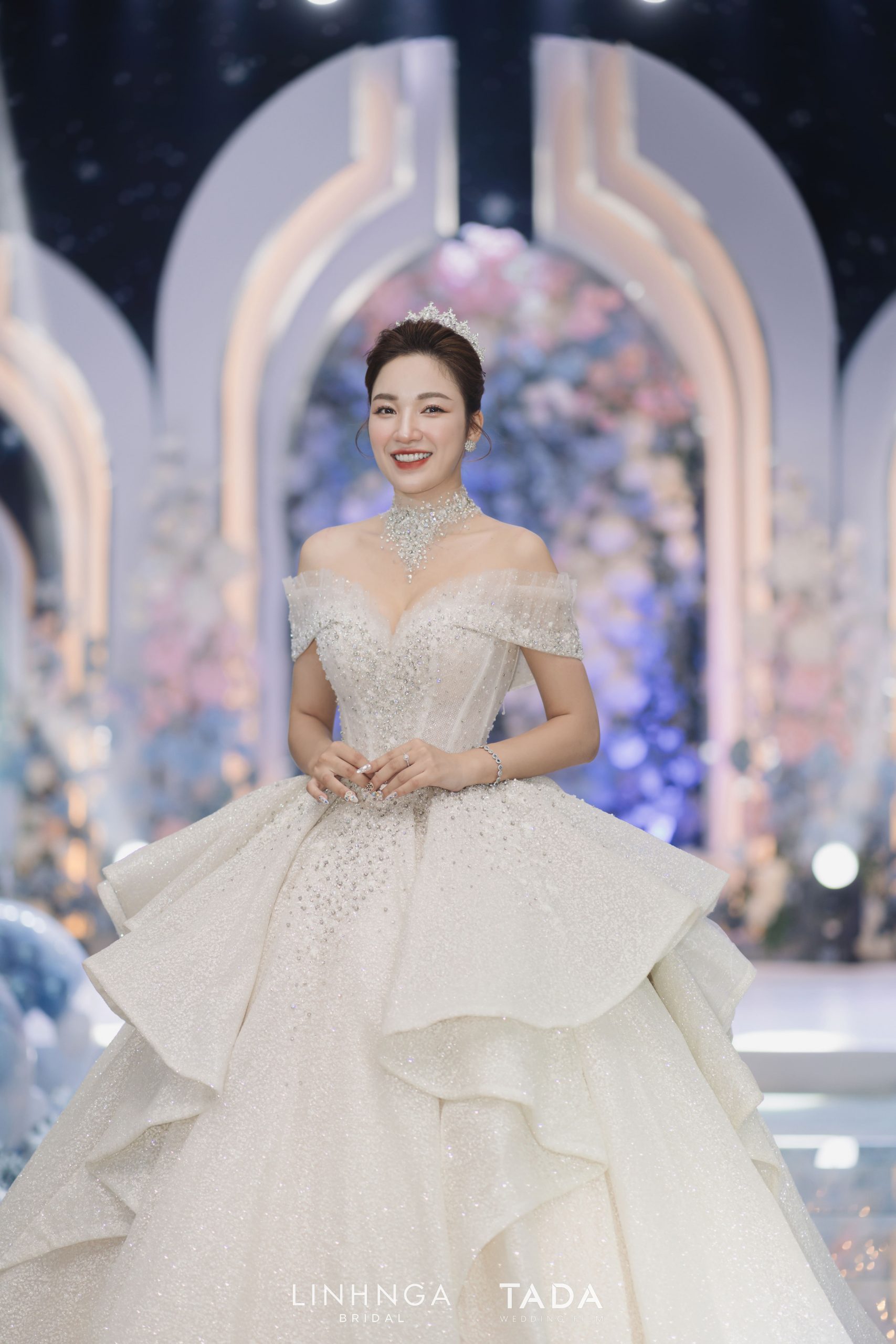 Cô dâu Tiêu Ngọc rạng rỡ trong thiết kế váy cưới của Linh Nga Bridal