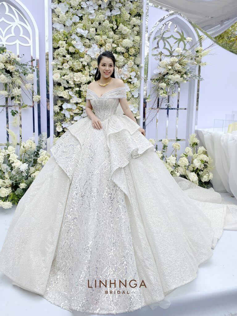 Váy cưới làm lễ của cô dâu Khánh Linh – vợ trung vệ Bùi Tiến Dũng