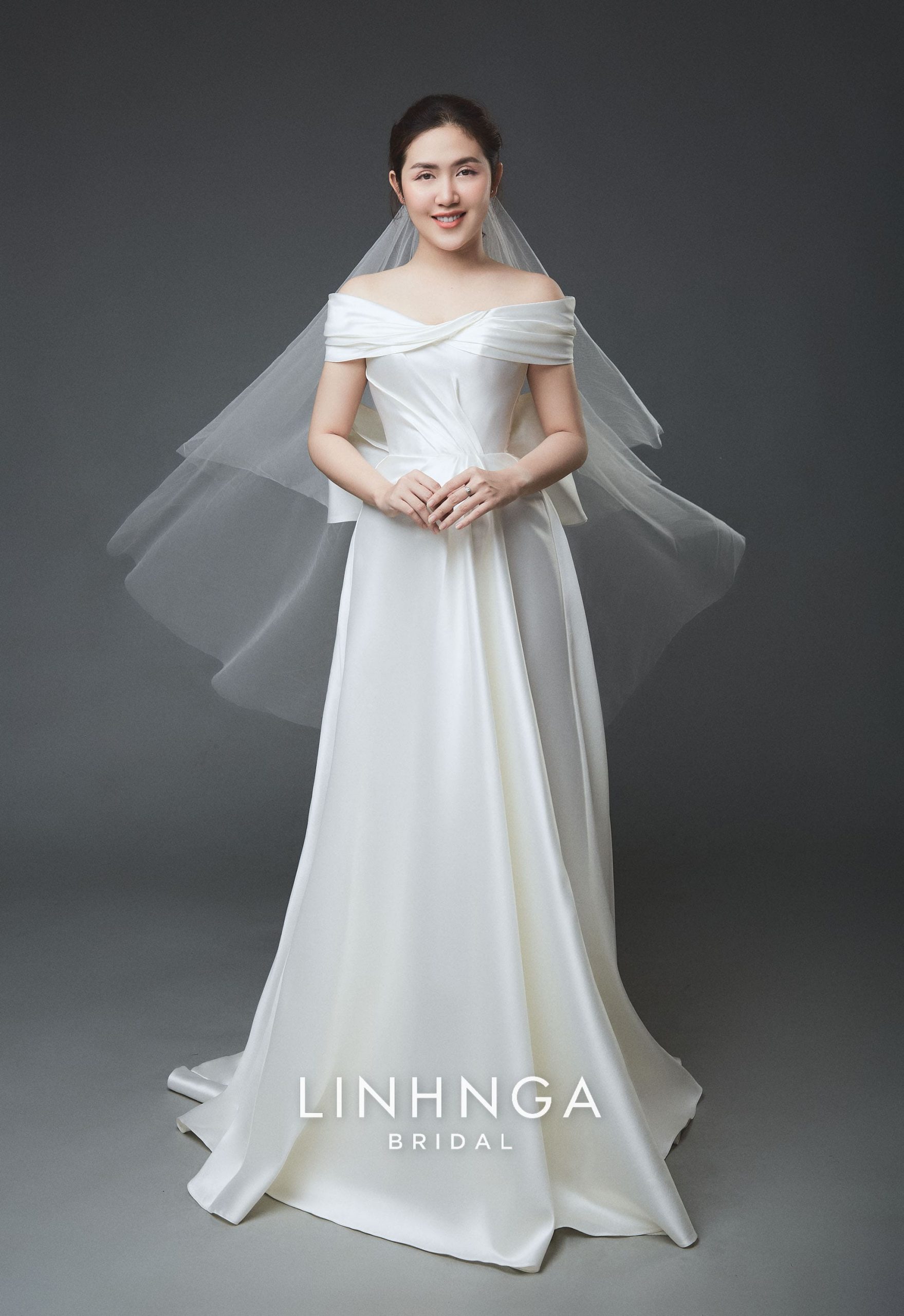 Váy cưới lụa trễ vai của Linh Nga Bridal