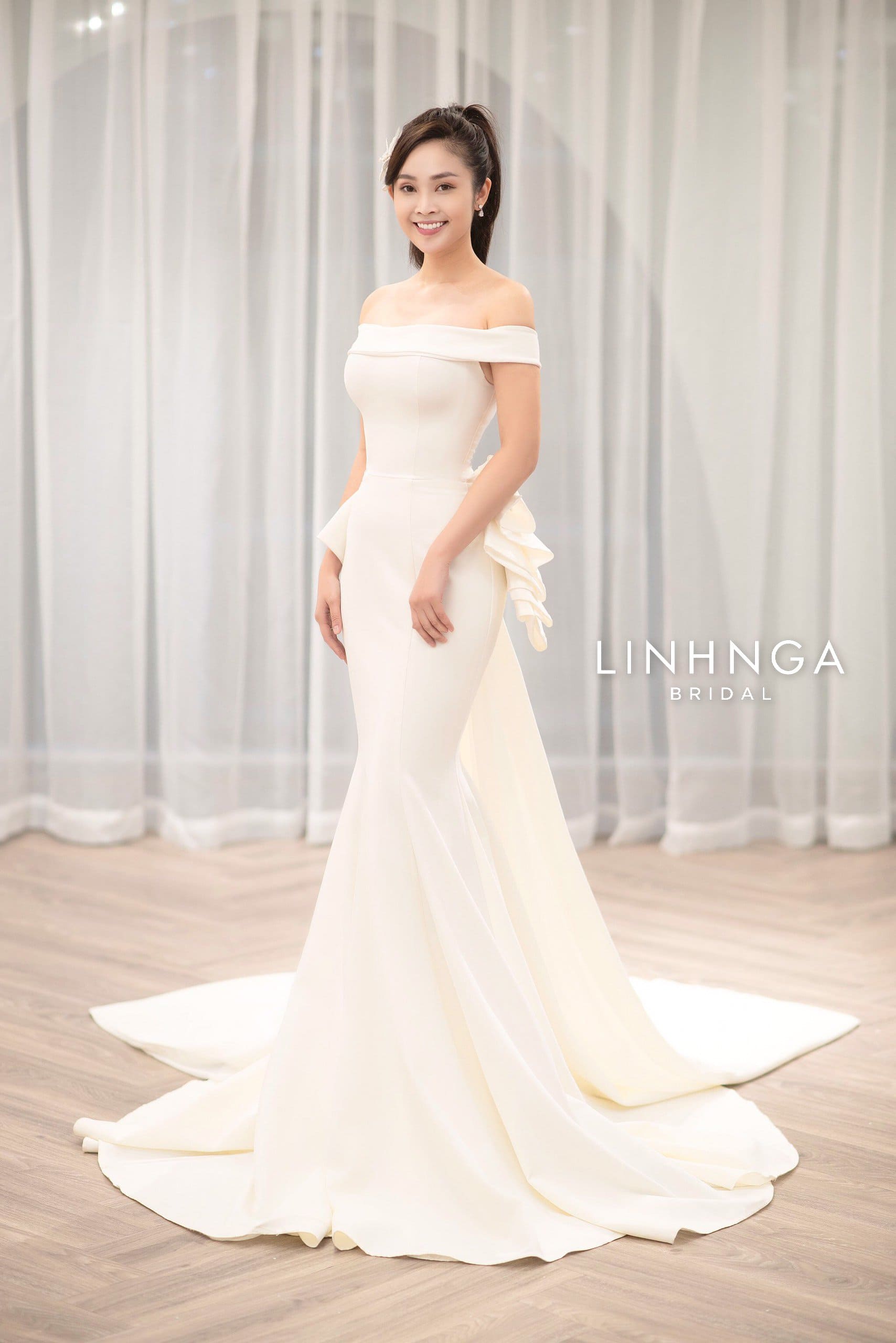 Cô dâu Thùy Linh rạng rỡ trong thiết kế váy cưới đuôi cá trơn của NTK Linh Nga