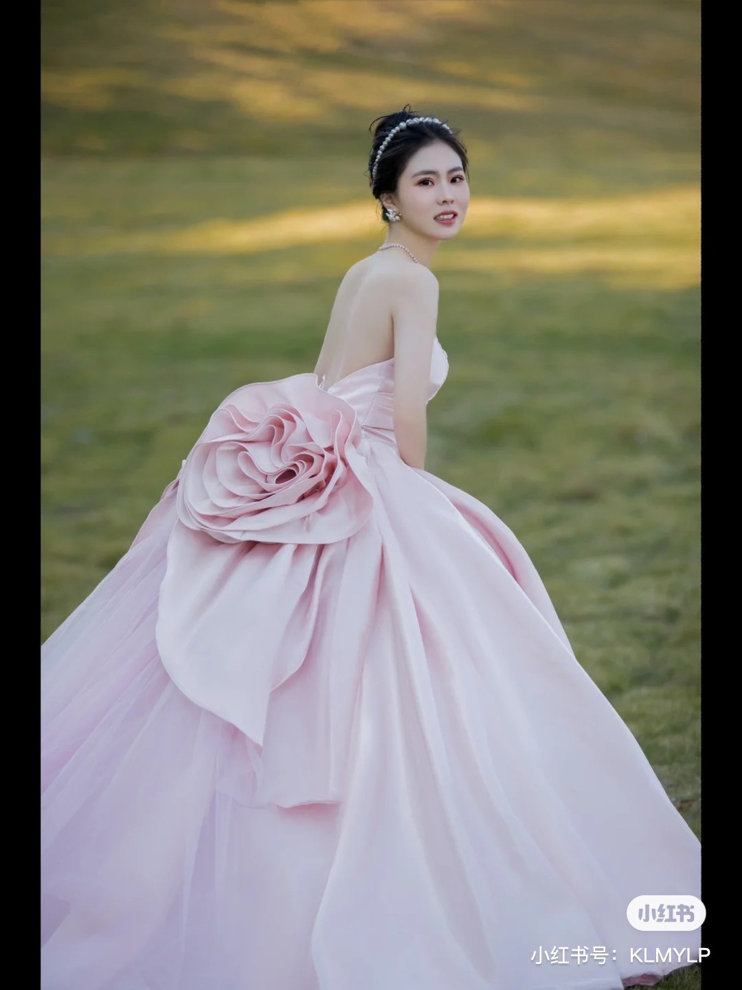 Váy cưới màu hồng trễ vai nữ tính kết đá pha lê  VC25  NiNiStore