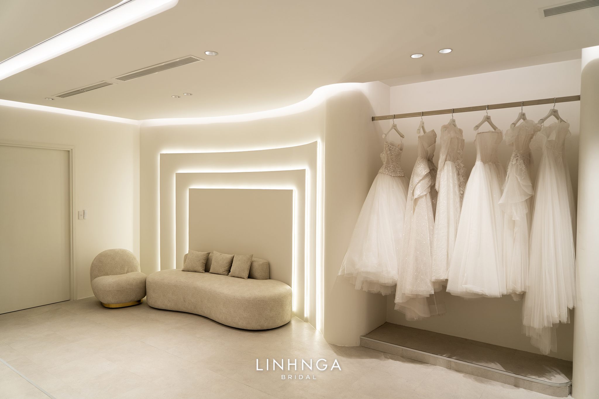 Tại showroom Linh Nga Bridal HCM, nàng có thể thỏa sức ướm thử nhiều chiếc váy cưới