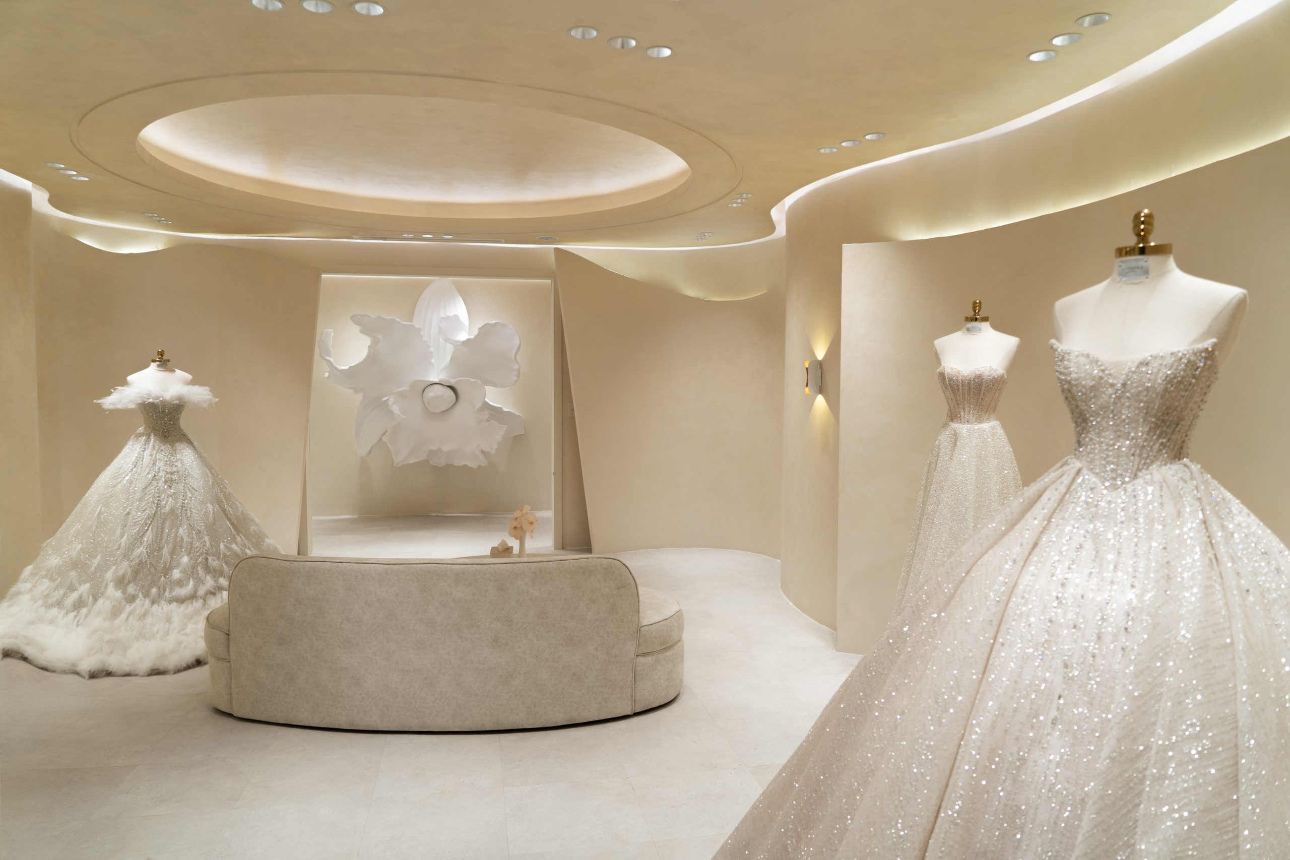 Không gian thử đồ của phòng Haute Couture tại showroom Linh Nga Bridal HCM